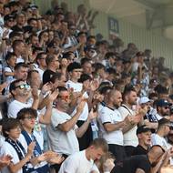  Fanoušci Slovácka tleskají fotbalistům za výhru a udržení v první lize.