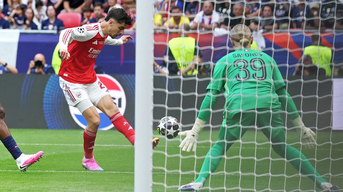 FOTBAL ONLINE: Gól! Arsenal ve finále Ligy mistrů vede