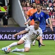 Lukáš Červ se snaží skluzem zachránit míč směřující do autu. 