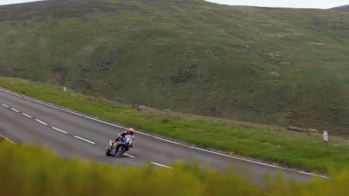 Při kvalifikaci na Tourist Trophy na Manu zahynul britský motocyklista
