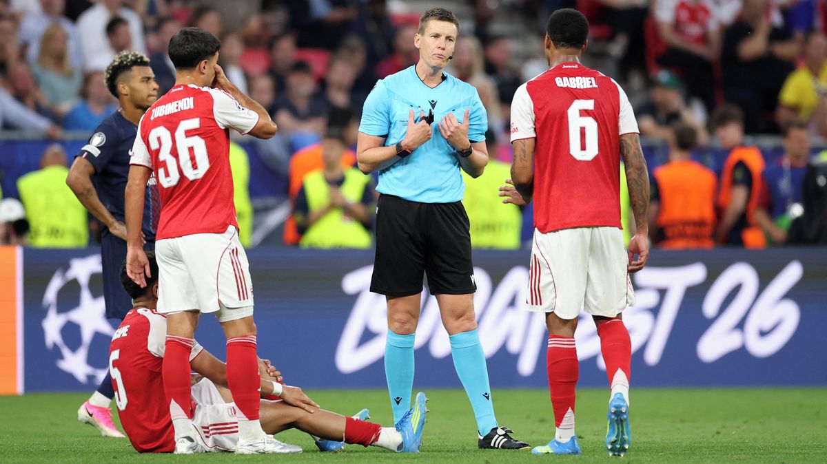FOTBAL ONLINE: Arsenal se dožadoval penalty, sudí byl ale nekompromisní