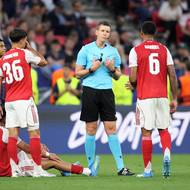 Fotbalisté Arsenalu se dožadovali penalty, hlavní arbitr Daniel Siebert měl ale jiný názor.