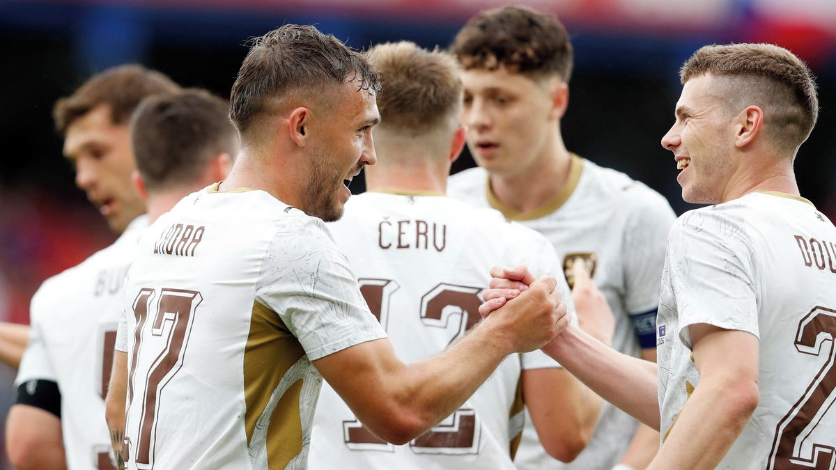 FOTBAL ONLINE: Češi dominují a přidávají další gól