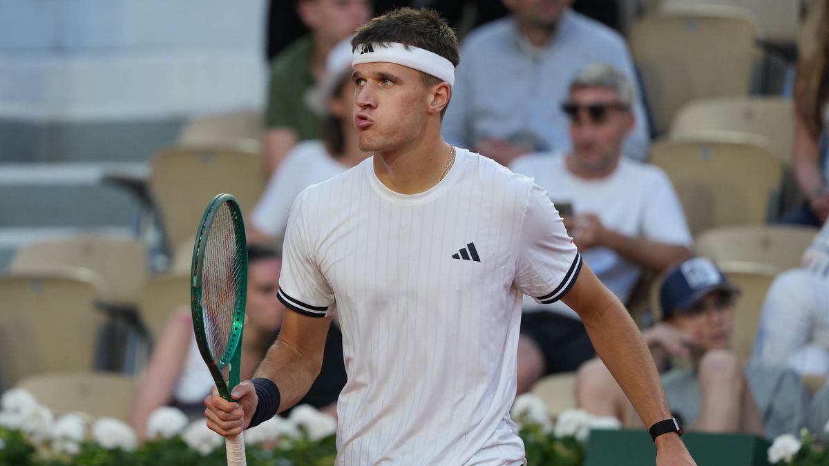 TENIS ONLINE: Menšík ztratil nadějné vedení, v rozhodujícím setu svádí vyrovnanou bitvu
