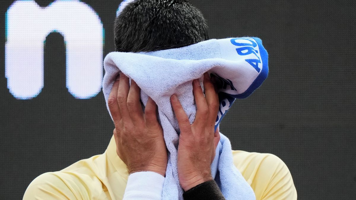 Djokovič udělal před Roland Garros nečekaný krok, Sinner útočí na jeho legendární rekord
