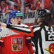Rozhodčí sporně neuznali gól Jiřího Černocha. 