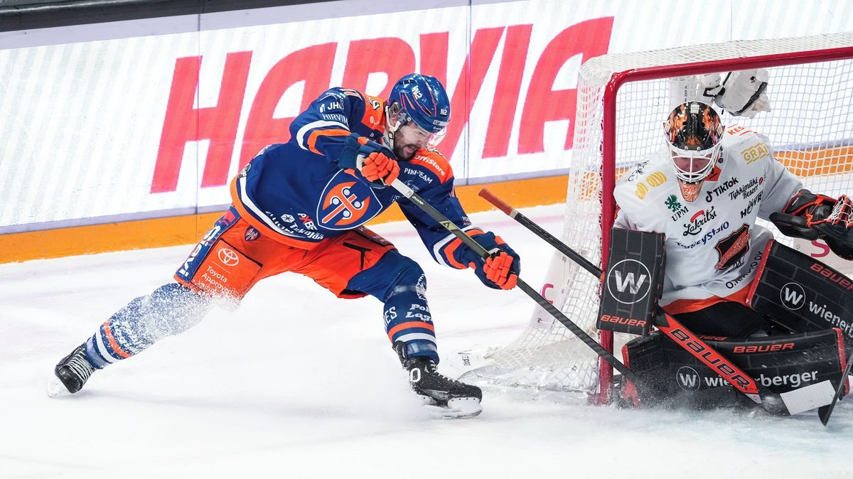 Český útočník Pavel slaví s hokejisty Tappary Tampere finský titul