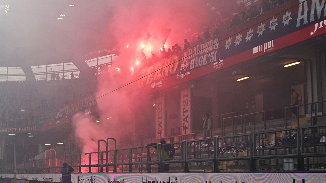 Další nepokoje na fotbale. Kvůli zapálené vlajce a zranění policisty přerušili derby
