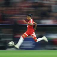 Fotbalista Bayernu Michael Olise v odvetě semifinále LM