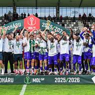 Hráči Karviné slaví vítězství v MOL Cupu.