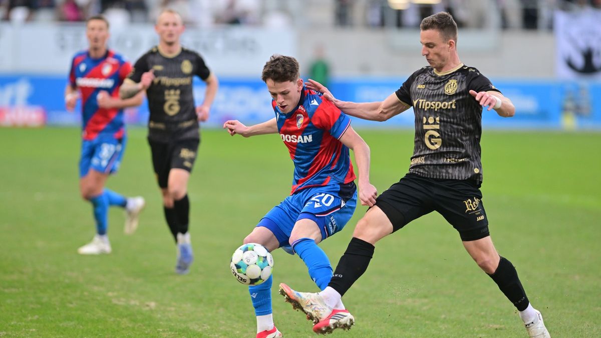 FOTBAL ONLINE: Plzeň bude hájit náskok před Hradcem, program uzavře souboj na pražské Letné