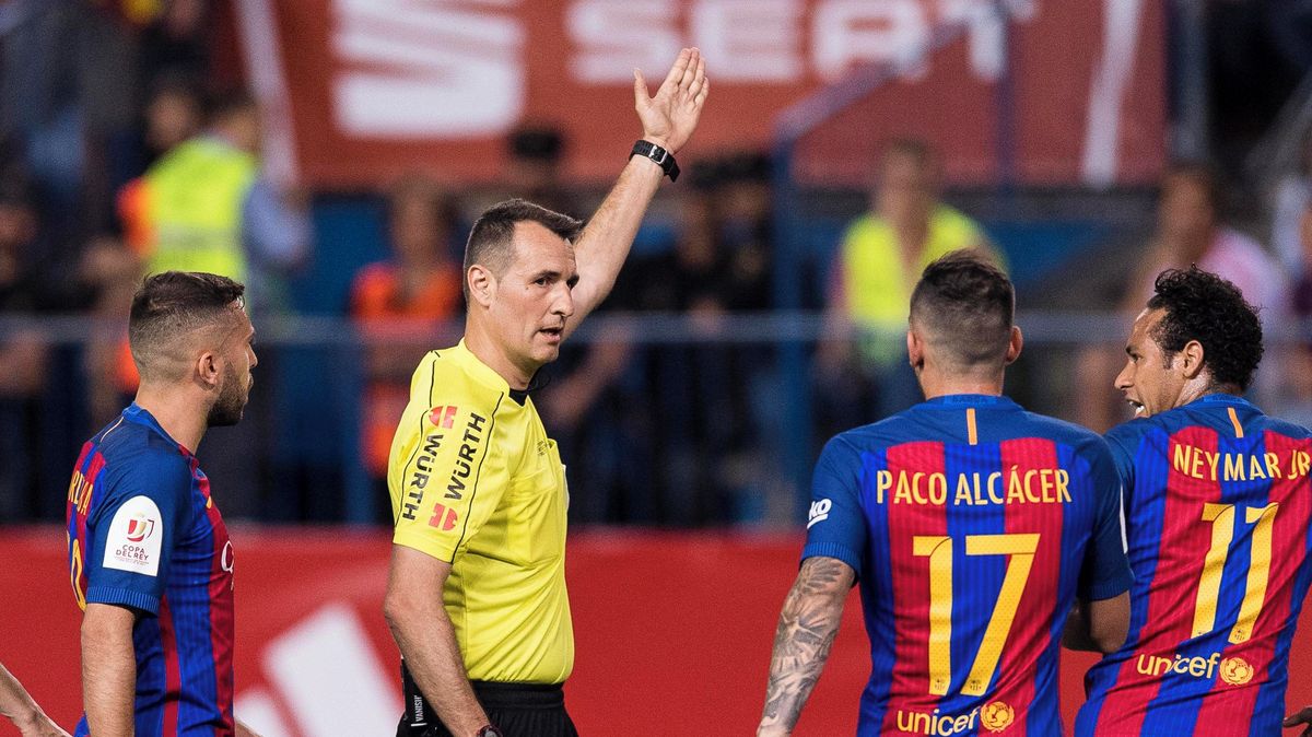Přelomová změna v českém fotbale. Rozhodčím bude šéfovat Španěl, který pískal i El Clásico