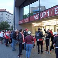 Desítky fanoušků před stadionem v Edenu, fandí přes zavřené brány