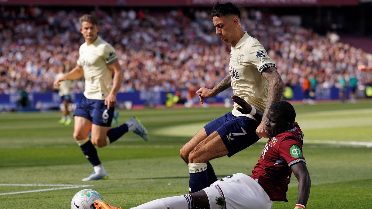 O Dioufa stojí Manchester United. V záchranářském boji však zavinil penaltu