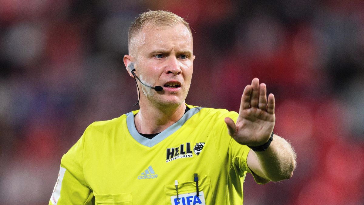 Obviněný prvoligový fotbalový rozhodčí se přiznal ke korupci