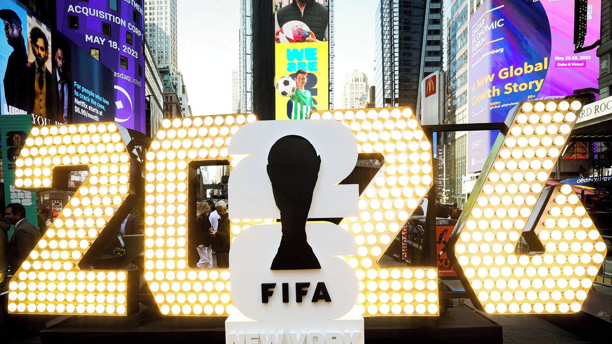 Dvě nejlidnatější země mohou být bez fotbalu. FIFA stále neprodala vysílací práva na MS