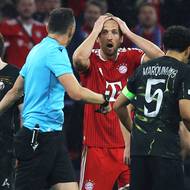 Harry Kane z Bayernu reaguje na verdikt sudího během odvety semifinále LM.