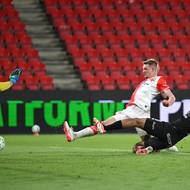 Stoper Štěpán Chaloupek ve skluzu trefil míč a vstřelil pátou branku Slavie. 
