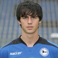 Do dospělého fotbalu nakoukl Kamil Vacek v Sigmě Olomouc, ale v roce 2006 odešel do německého Bielefeldu. Tam ho brzdilo zranění.