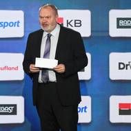 Šéfredaktor webu Sport.cz, Martin Kézr, právě oznamuje jméno vítěze kategorie Nejlepší brankář sezony.