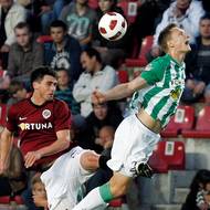 V souboji s Milanem Škodou, který si v roce 2011 v Bohemians ještě zvykal na post útočníka.