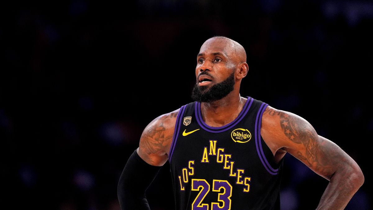 James se zatím nerozhodl, zda bude pokračovat v NBA