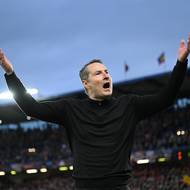Brian Priske hecuje tribuny na Letné.