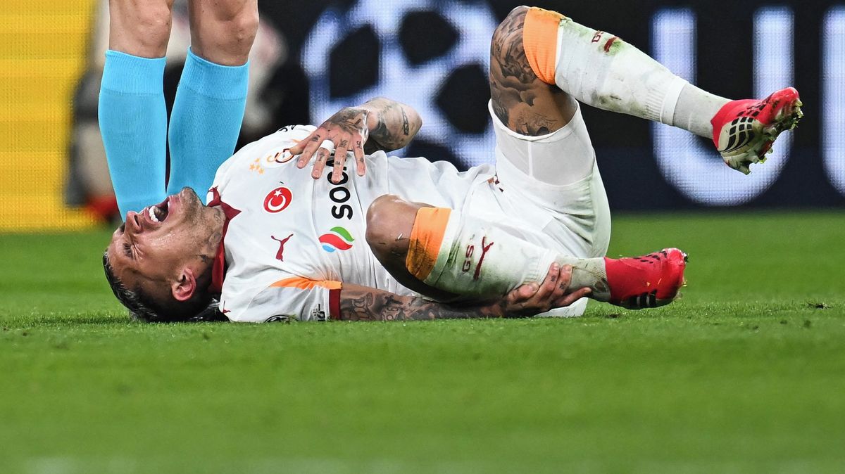 Bývalý hráč Arsenalu dostal místo focení pěstí. Za vším stála žárlivost