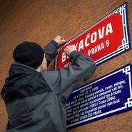 Poslední úpravy před odhalením názvu ulice „Bukačova“