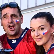 Roman Šebrle s Ivou Kubelkovou před halou.