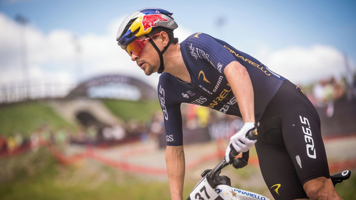 Pidcock pátým triumfem v Novém Městě vyrovnal Schurterův rekord,Cink byl dvacátý. Bikerkám vládla Stiggerová