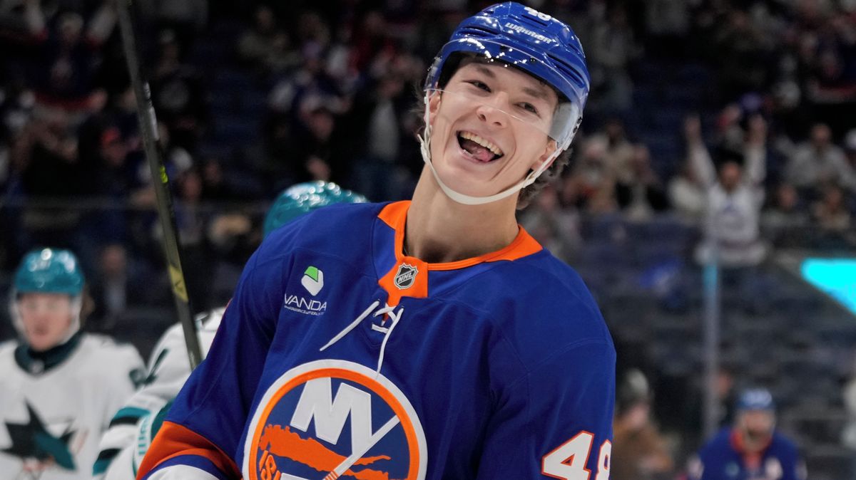 Calderovu trofej pro nejlepšího nováčka NHL má osmnáctiletý bek Schaefer, Dobeš je čtvrtý