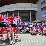 Fanynky Slavie před stadionem. 