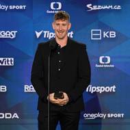 Roman Červenka s cenou pro nejčastěji vyhlašovaného hráče utkání. 