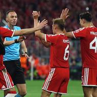 Fotbalisté Bayernu protestují u sudího Joaa Pinheira v odvetě semifinále LM.