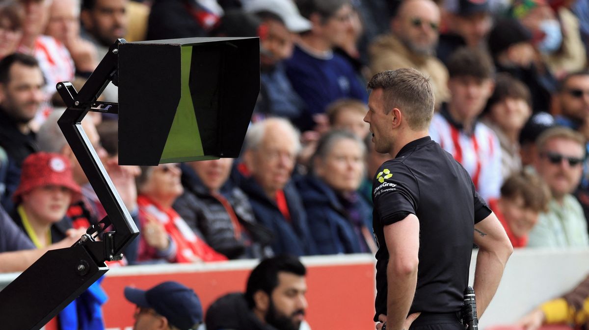 Devatenáct hodin za sezonu. Premier League je přeborníkem v používání VAR