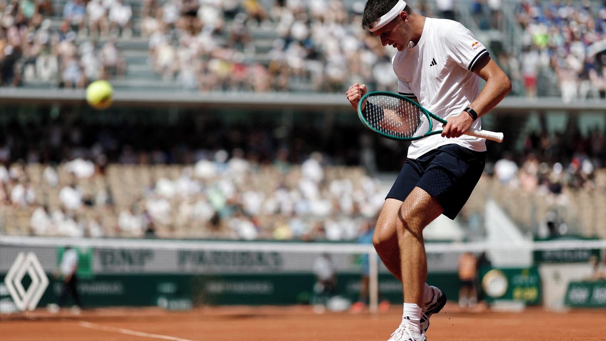 TENIS ONLINE: Menšík zvládl kritické chvíle a blíží se k postupu. Macháč smázl nebezpečného soka