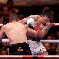 Oleksandr Usyk (vpravo) v souboji s Ricem Verhoevenem.