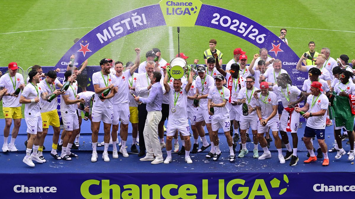 Slavia slavila titul. Tiché předání poháru vystřídaly zahradní slavnosti, promluvil i majitel