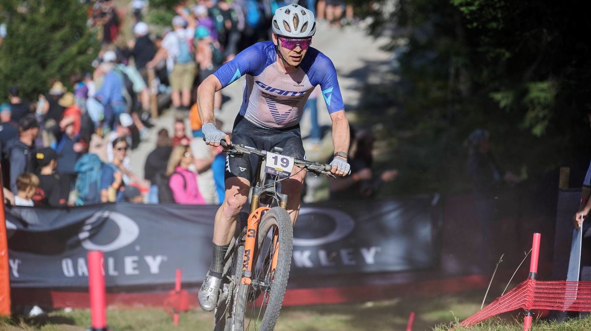 SP v cross country začal trumfem švýcarských bikerů, Češi v bahně neuspěli