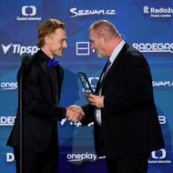 Brankář Dominik Frodl přebírá Cenu deníku Právo z rukou šéfredaktora webu Sport.cz Martina Kézra. 