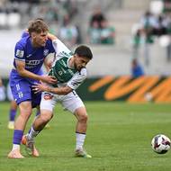 Jablonec (v zeleném) bojuje ve finále poháru s Karvinou. 