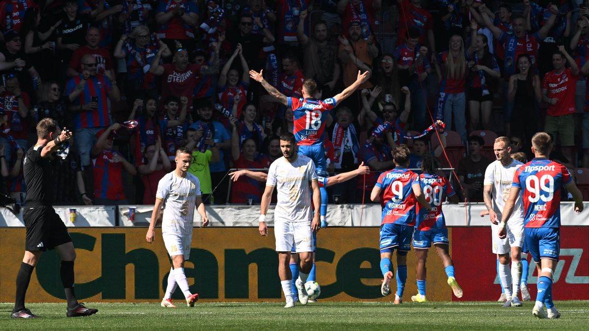 FOTBAL ONLINE: Plzeň po změně stran na trávníku dominuje, hradecký gólman lovil potřetí míč ze své sítě