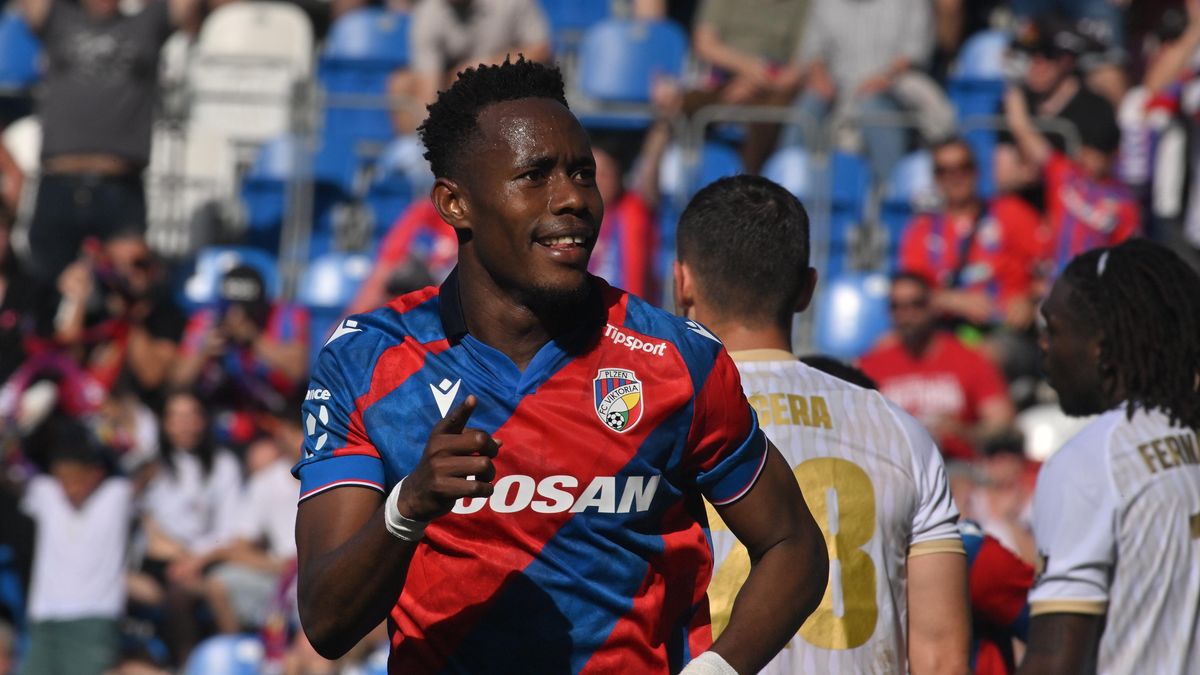 FOTBAL ONLINE: Plzeň po změně stran na trávníku dominuje, hradecký gólman lovil potřetí míč ze své sítě