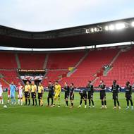 Nástup Slavie a Jablonce před prázdný Eden. 