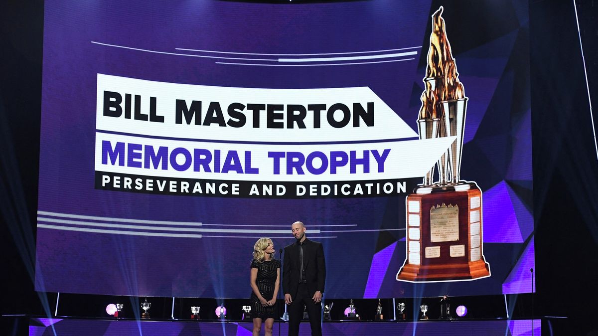 Mastertonovu trofej za oddanost hokeji získá buď Dahlin, Landeskog, či Toews
