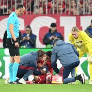 Zraněný fotbalista Bayernu Jamal Musiala během odvety semifinále LM proti PSG.