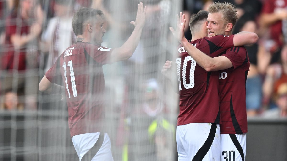 FOTBAL ONLINE: Euforie na Letné, Sparta bleskově využila přesilovku! Plzeň zlomila odpor Hradce po přestávce