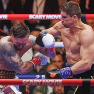 Oleksandr Usyk (vlevo) v souboji s Ricem Verhoevenem.