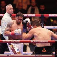 Oleksandr Usyk (vlevo) v souboji s Ricem Verhoevenem.